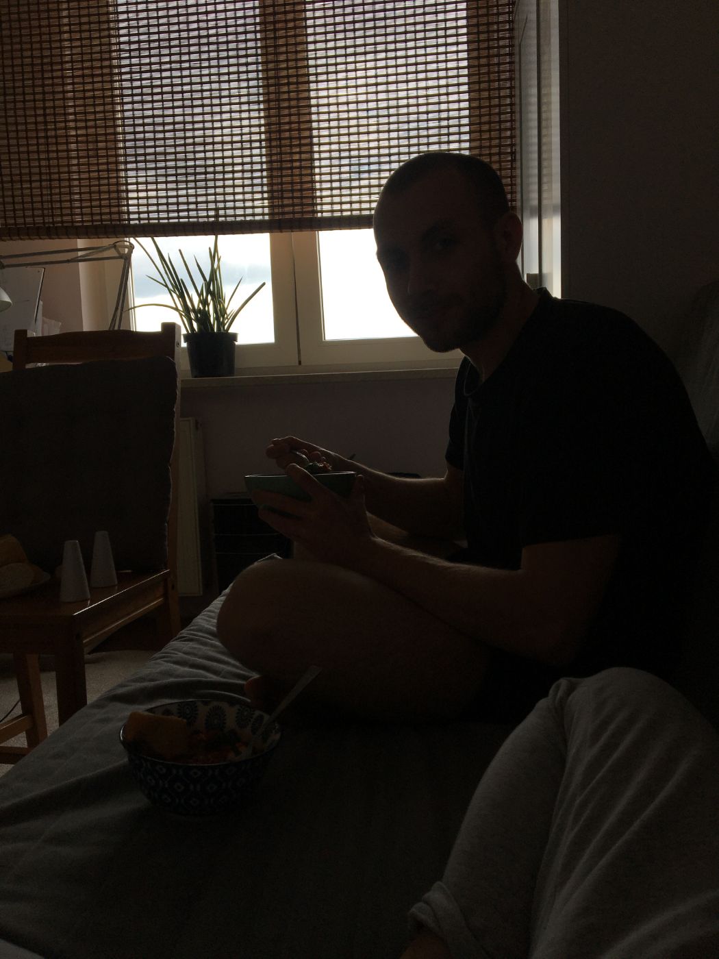 Kacper Raubo w mieszkaniu, przy oknie